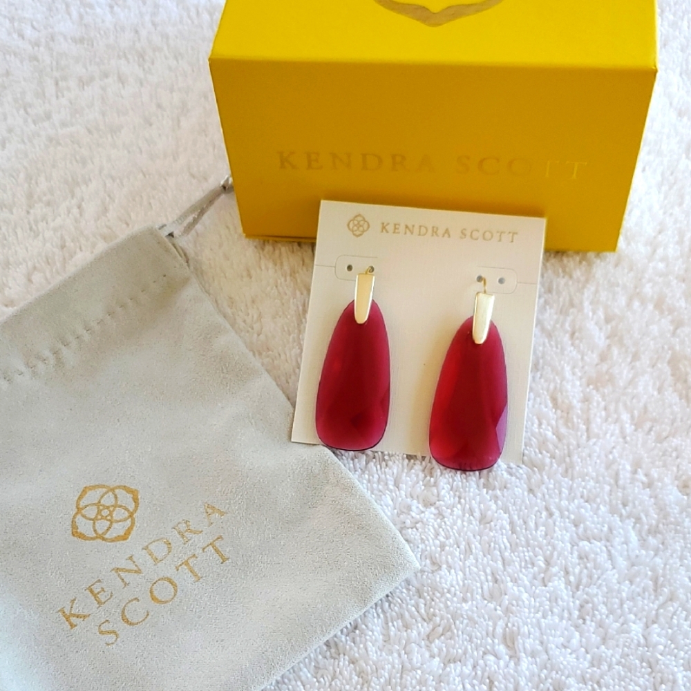 NWT Kendra Scott Maize Drop Earrings In Berry Glass and Goldtone